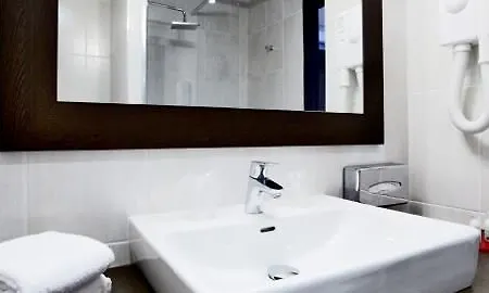 Enzo Cannes-écluse By Kyriad Direct Hotel 3*