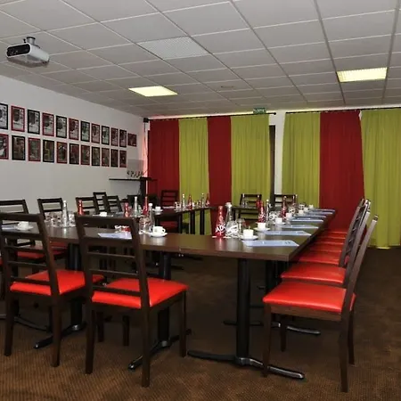 Enzo Cannes-écluse By Kyriad Direct 3*