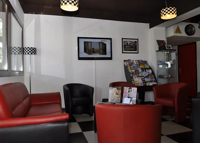 Enzo By Kyriad Direct Hotel Cannes-Écluse