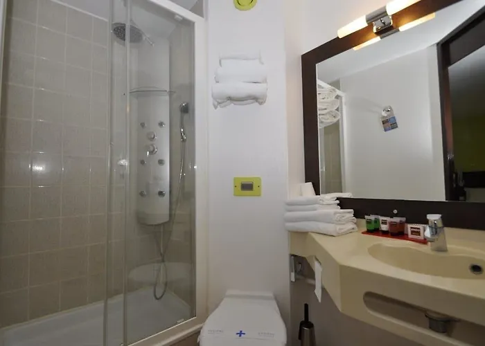 Enzo By Kyriad Direct Hotel Cannes-Écluse